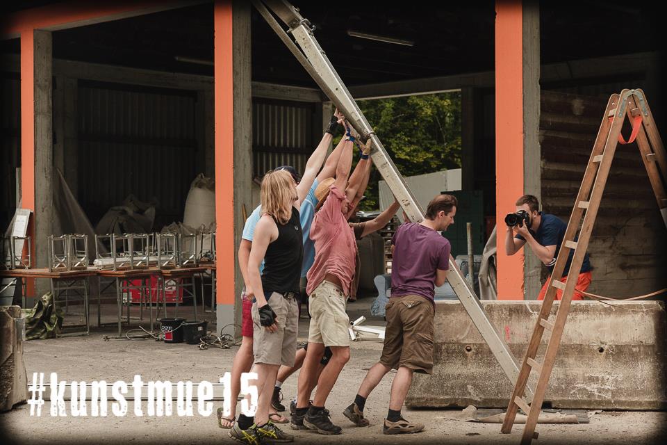 Kunstmue Teammitglieder beim Festival Aufbau 2015